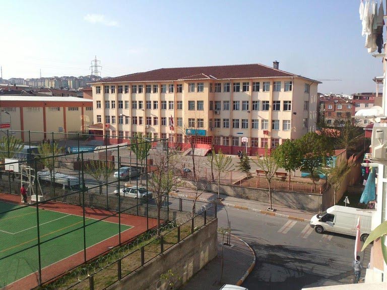 75. Yıl Sefaköy Ortaokulu kampüs fotoğrafı