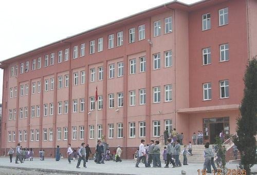 Ahmet Kutsi Tecer İlkokulu kampüs fotoğrafı