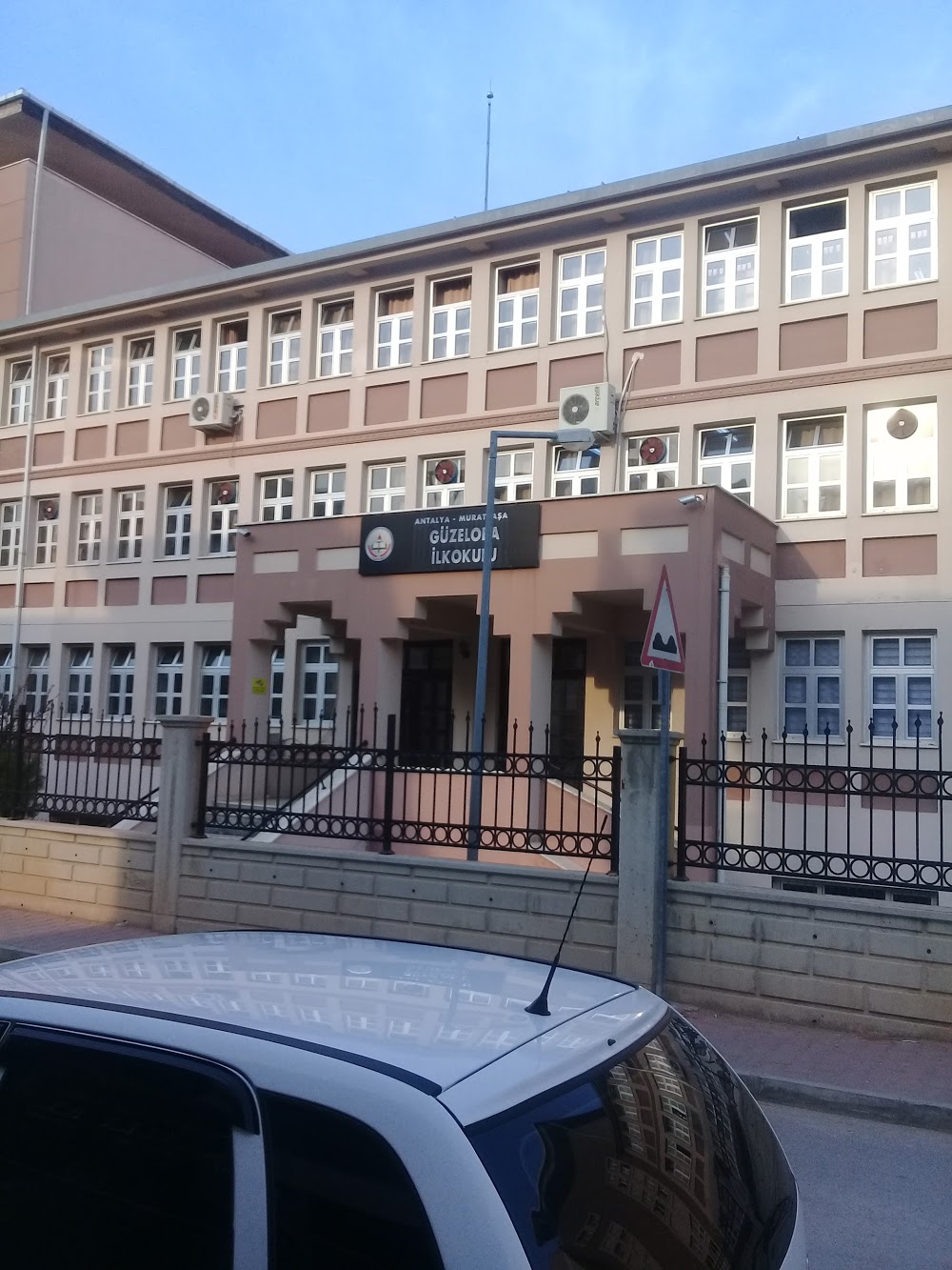 Güzeloba İlkokulu Fotoğrafları 1