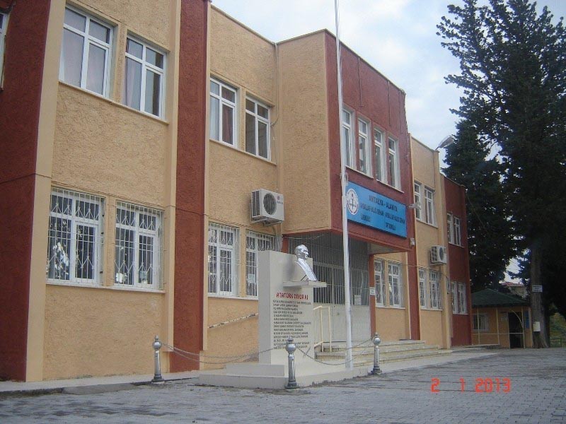 Avsallar Halıcı Orhan Ortaokulu kampüs fotoğrafı