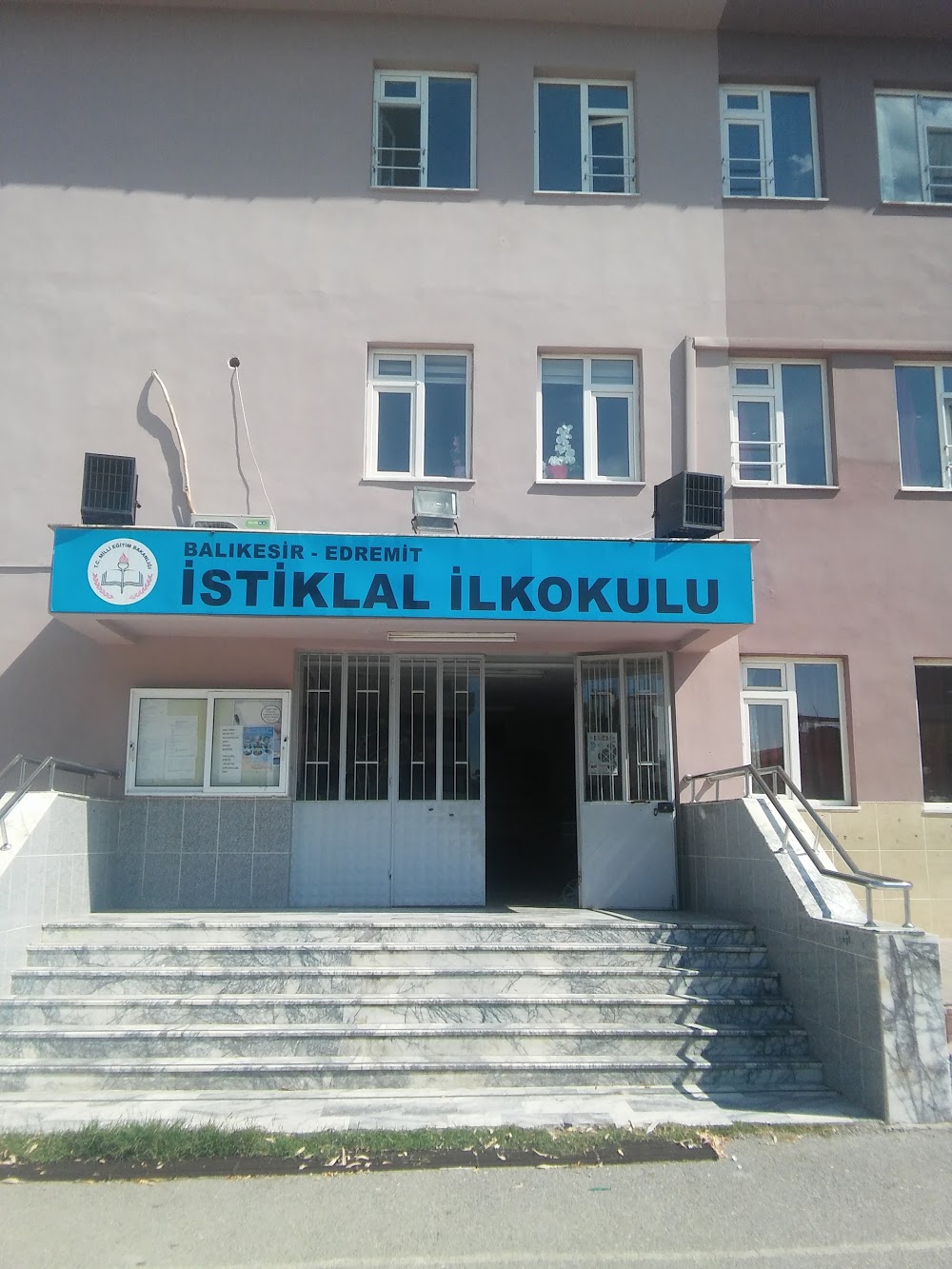 Manyas İstiklal İlkokulu Fotoğrafları 1