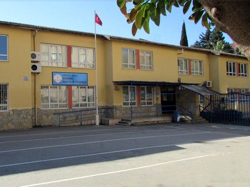 Alanya Barbaros İmam Hatip Ortaokulu kampüs fotoğrafı