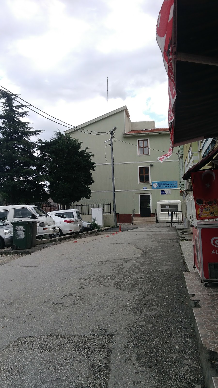 Doğanbey Semiha Acar İmam Hatip Ortaokulu kampüs fotoğrafı