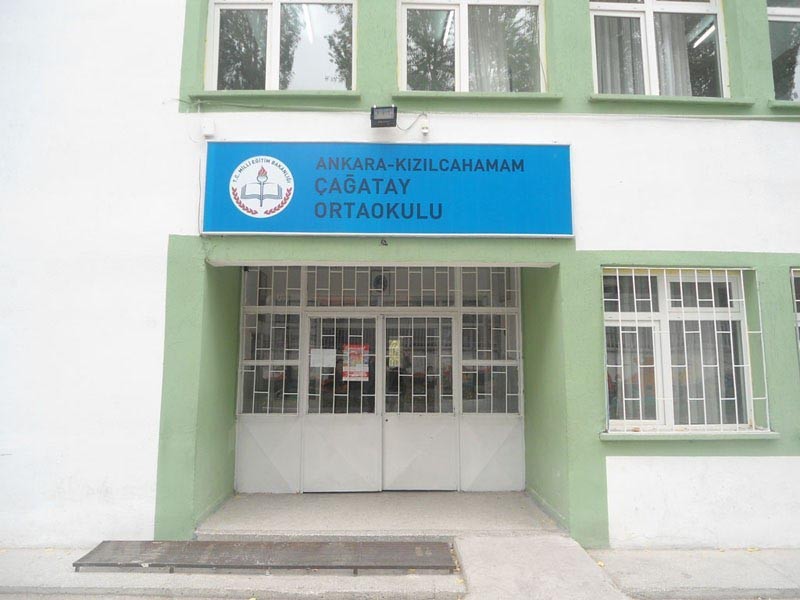 Kızılcahamam Orhangazi Ortaokulu kampüs fotoğrafı