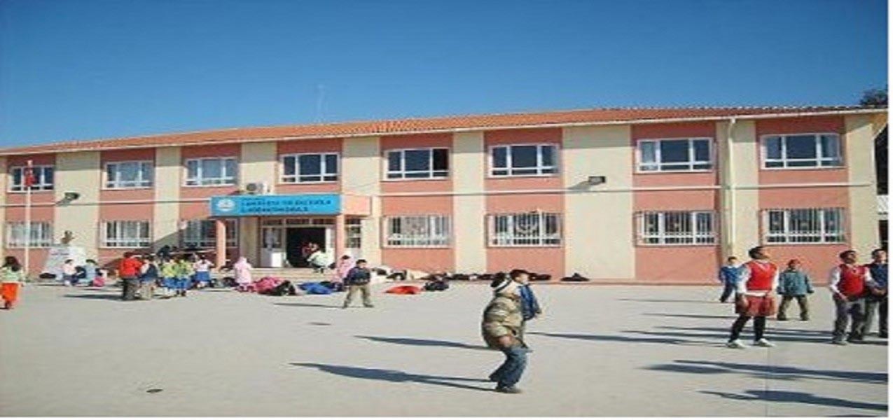 Çandarlı Mehmet Dilsiz Ortaokulu kampüs fotoğrafı