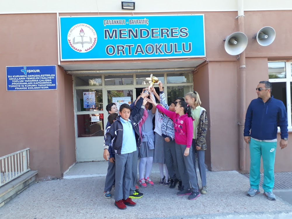 Bayramiç Menderes İlkokulu kampüs fotoğrafı