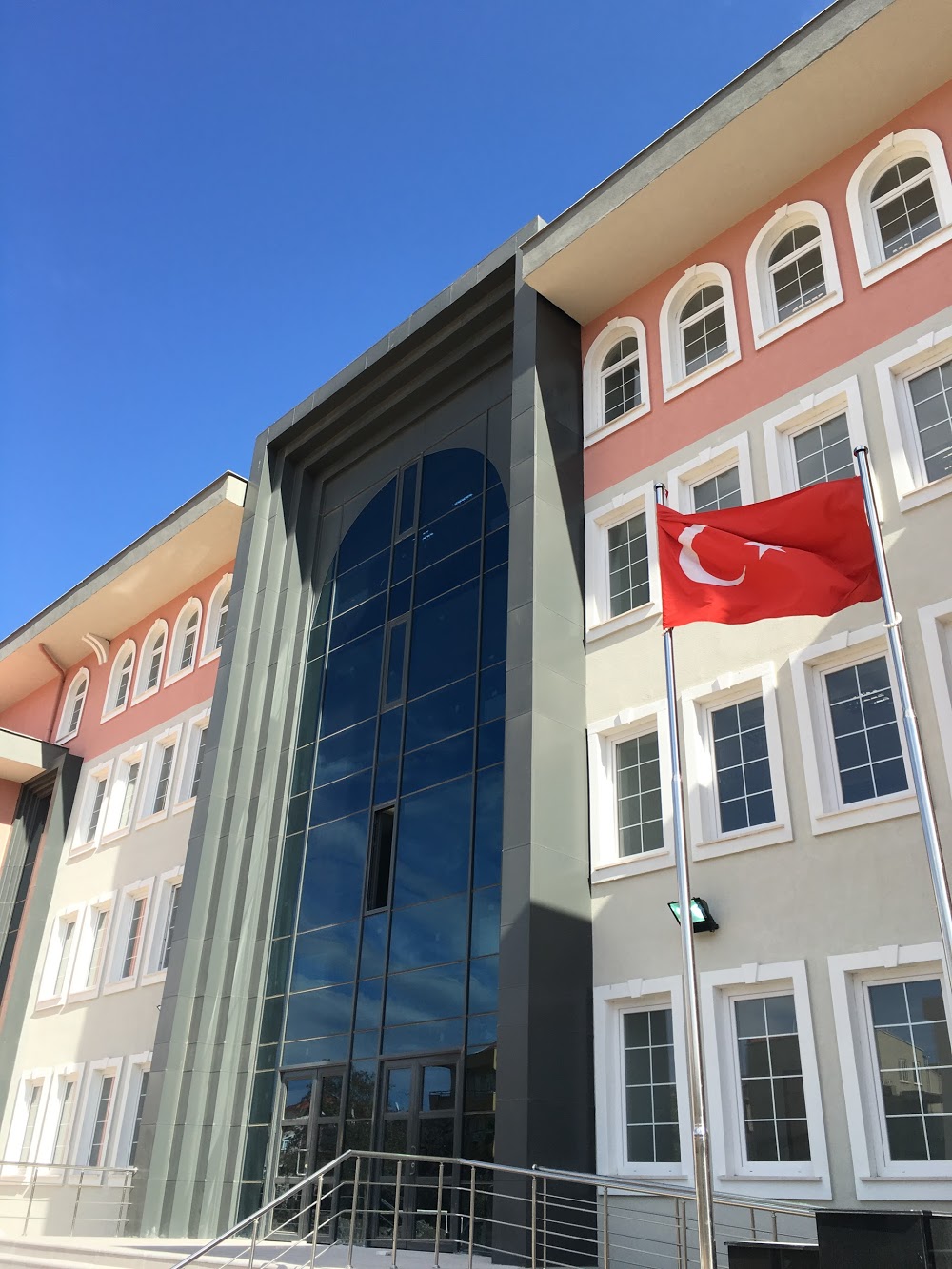 Ezine Gazi Ortaokulu kampüs fotoğrafı