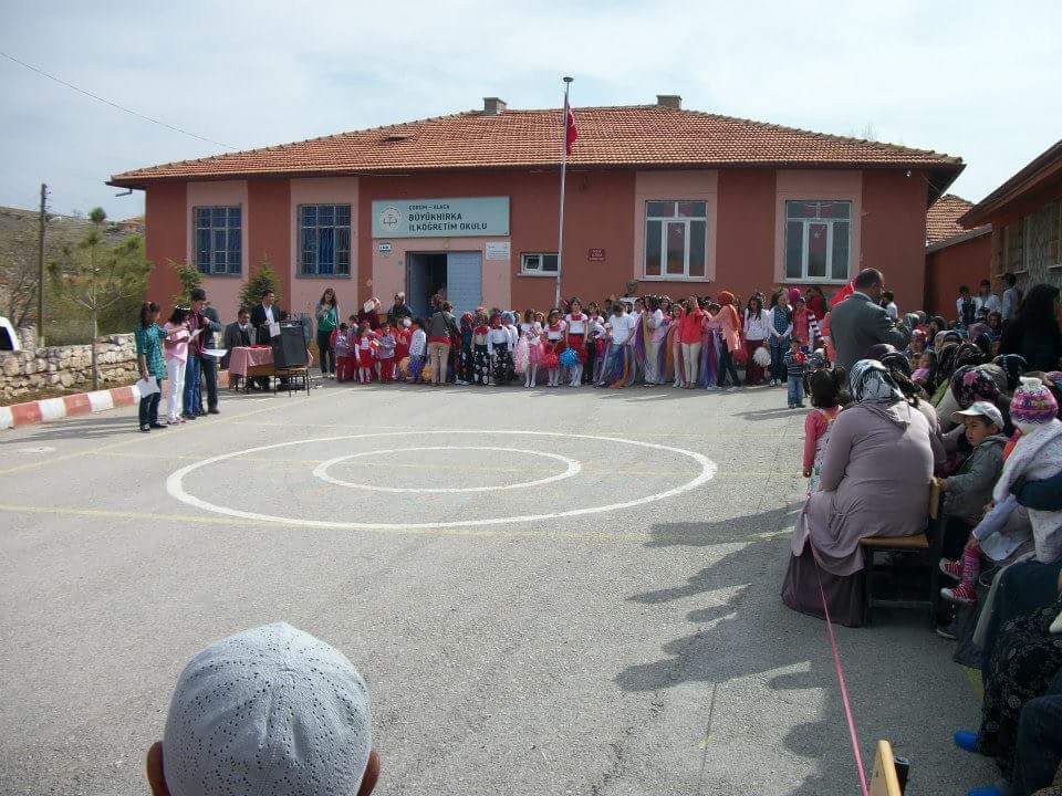 Büyük Hırka Ortaokulu kampüs fotoğrafı