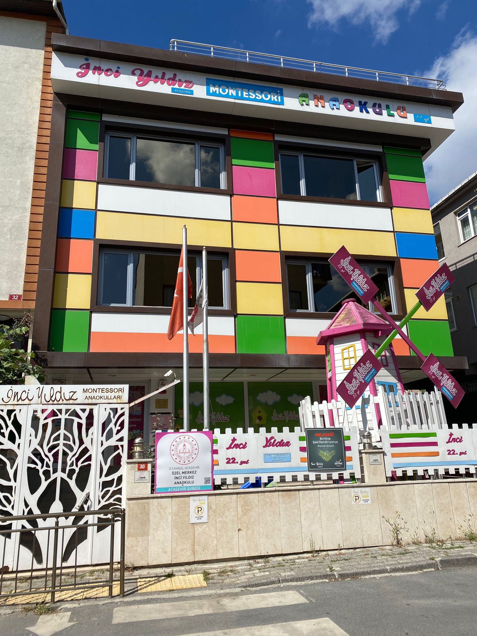 ATAŞEHİR İNCİ YILDIZ MONTESSORİ ANAOKULU  Anaokulu Logosu