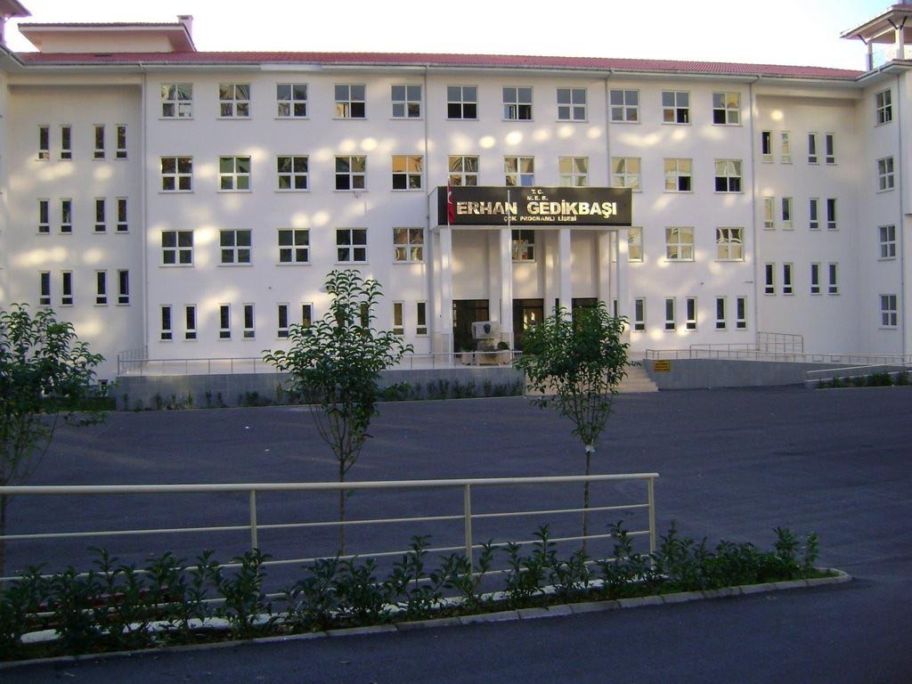 Erhan Gedikbaşı Çok Programlı Lisesi kampüs fotoğrafı
