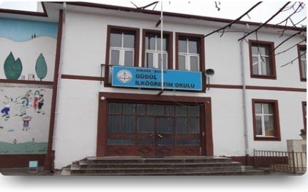Güdül Ortaokulu kampüs fotoğrafı