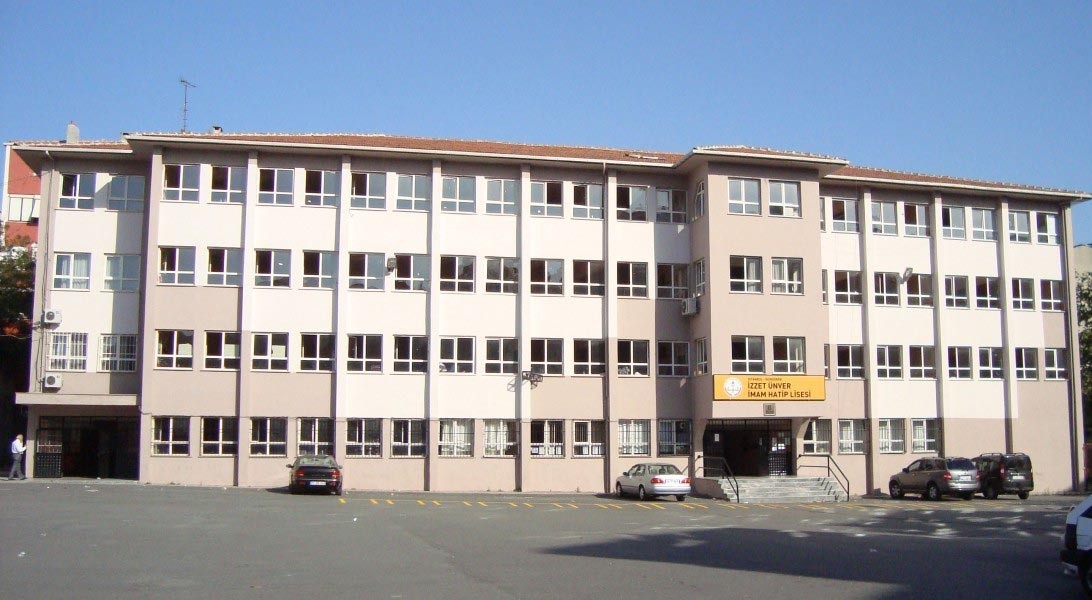 İzzet Ünver Lisesi kampüs fotoğrafı