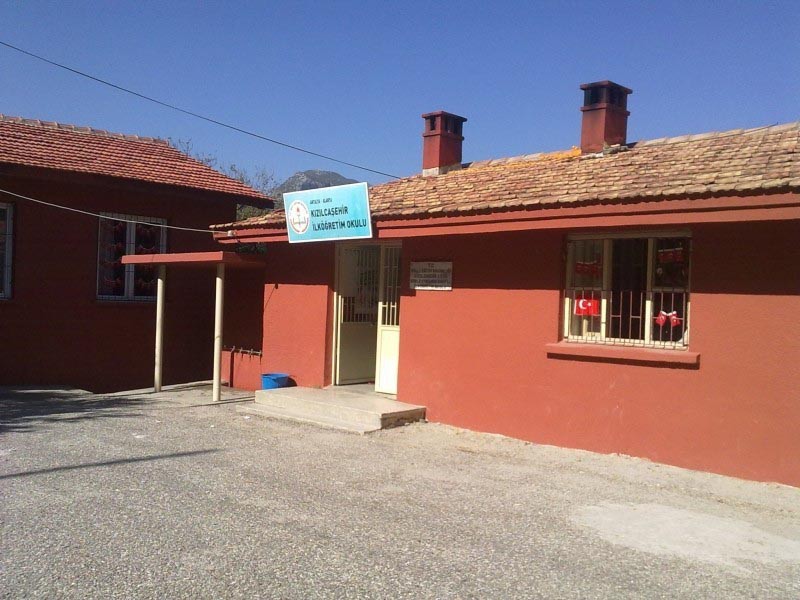 Kızılcaşehir İlkokulu kampüs fotoğrafı