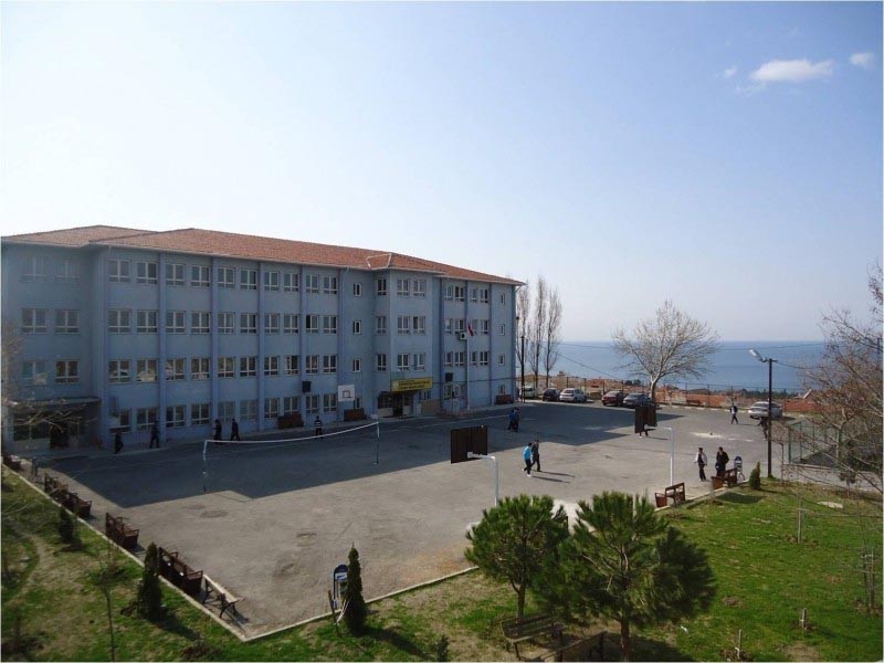 Kumburgaz Mehmet Erçağ Çok Programlı Lisesi kampüs fotoğrafı
