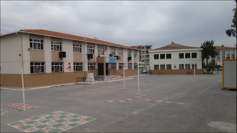 Şemikler İlkokulu kampüs fotoğrafı