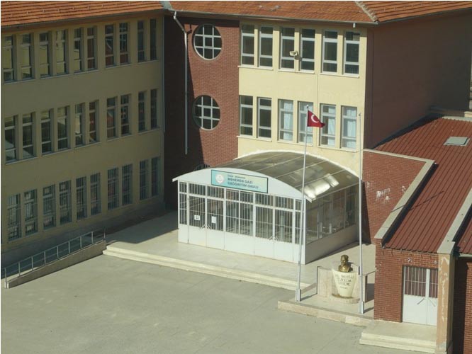 Menemen Gazi Ortaokulu kampüs fotoğrafı