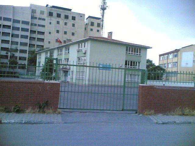 Muhittin Üstündağ Ortaokulu kampüs fotoğrafı