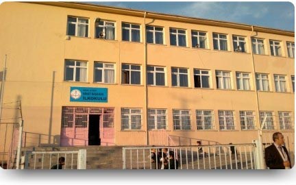 Nihat Başakar İlkokulu kampüs fotoğrafı