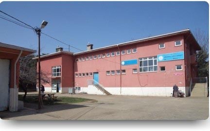 Oramiral Vural Bayazıt Ortaokulu kampüs fotoğrafı