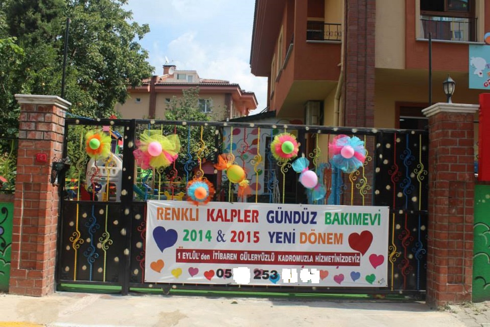 Özel Renkli Kalpler Gündüz Bakımevi kampüs fotoğrafı