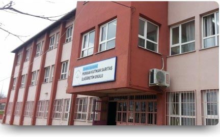 Perran Kutman Sarıtaş Ortaokulu kampüs fotoğrafı