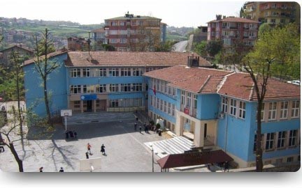 Recaizade Ekrem Ortaokulu kampüs fotoğrafı