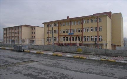 Tevfikbey İlkokulu kampüs fotoğrafı