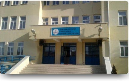 Saracalar Ortaokulu kampüs fotoğrafı