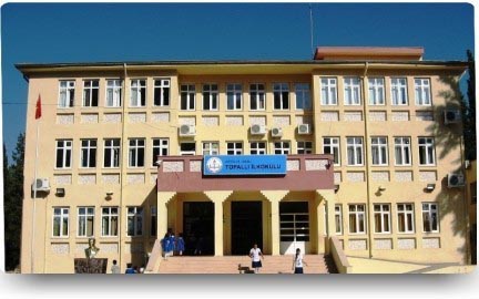 Topallı Ortaokulu kampüs fotoğrafı