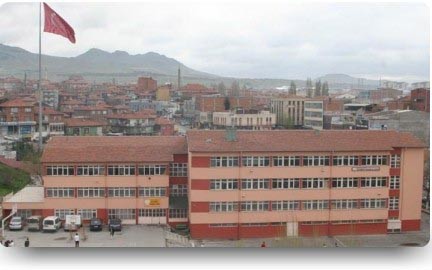 Uluğbey Anadolu Lisesi kampüs fotoğrafı