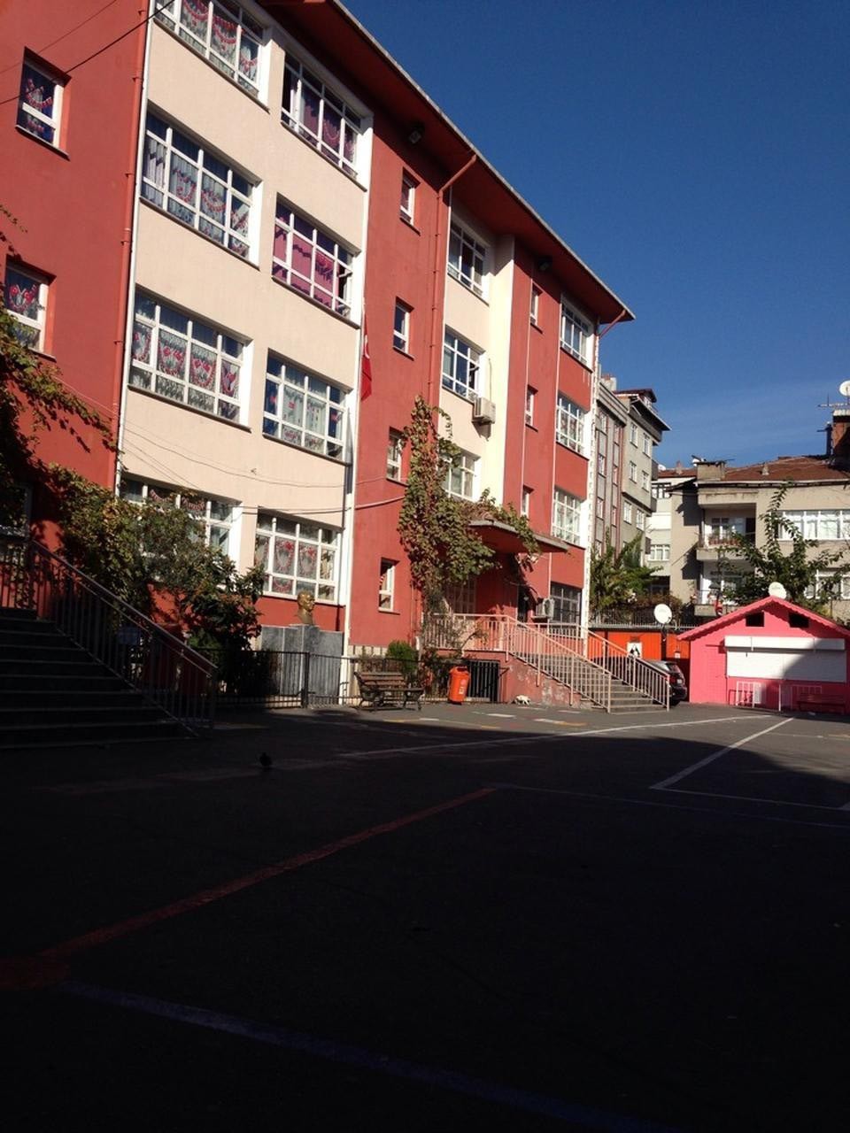 Aliağa Cumhuriyet İlkokulu kampüs fotoğrafı